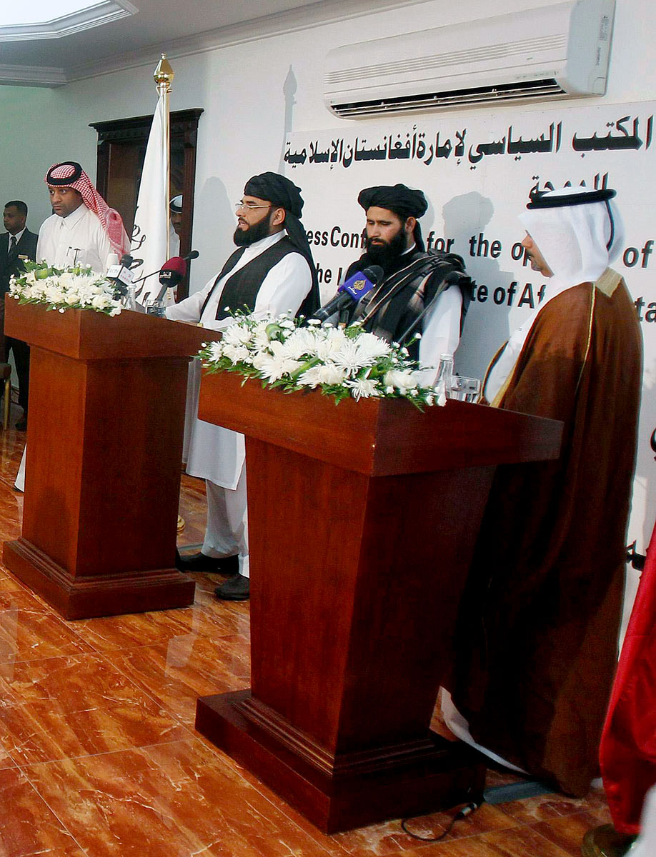 Muhammad Naeem, az afgán tálibok szóvivője (jobbról a második) a keddi, dohai irodanyitáson