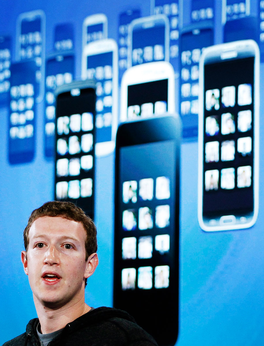 Mark Zuckerberg a leszerepelt Facebook First okostelefon áprilisi bemutatóján