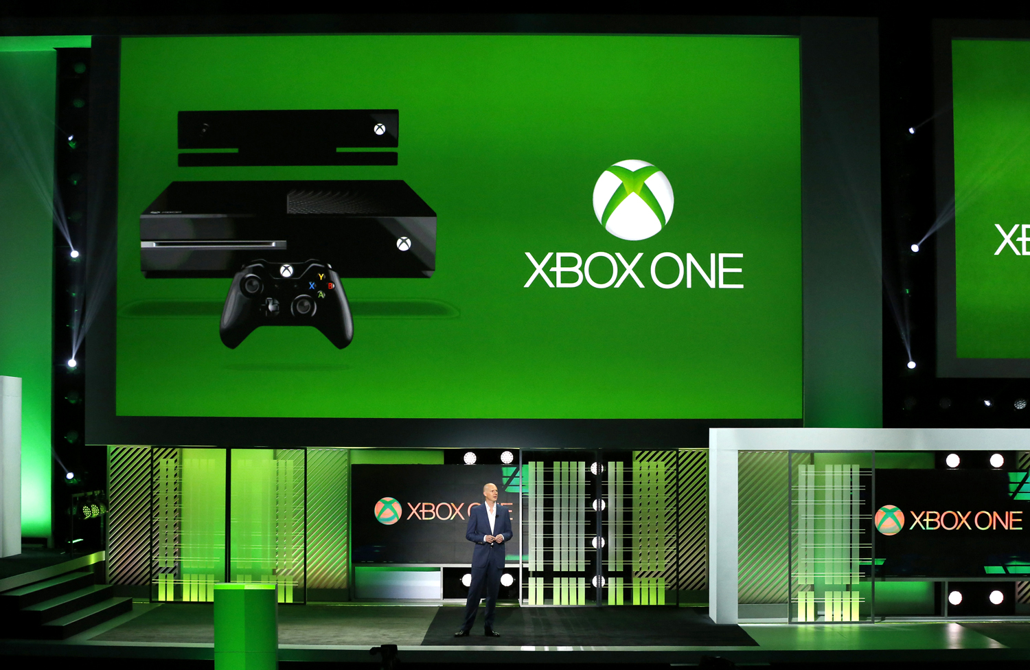 Phil Harrison mutatja be az új Xbox-ot - napokkal később a Microsoft kénytelen volt változtatni a beállításokon
