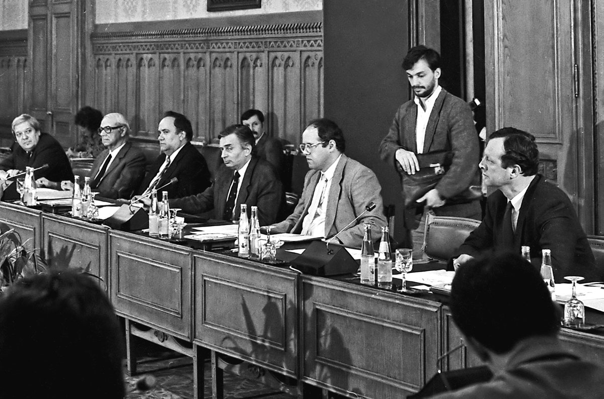 Újra demokrácia: frissen megválasztott frakcióvezetők egyeztetése a parlamentben 1990-ben