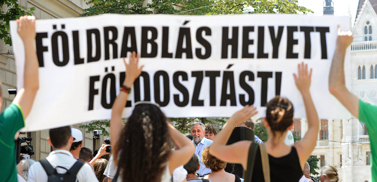 Tegnap délután a földtörvény ellen tüntettek Budapesten – a háttérben Ángyán József