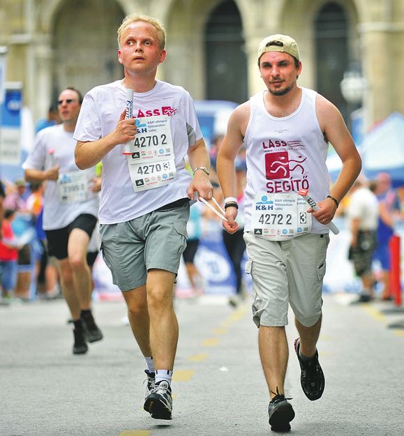 Látássérült futók a K&H Maraton váltójában