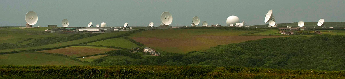 A brit titkosszolgálat óriási műholdantennái Anglia délnyugati partjainál, ahonnan a nemzetközi internetes és telefonforgalmat „fülelik”