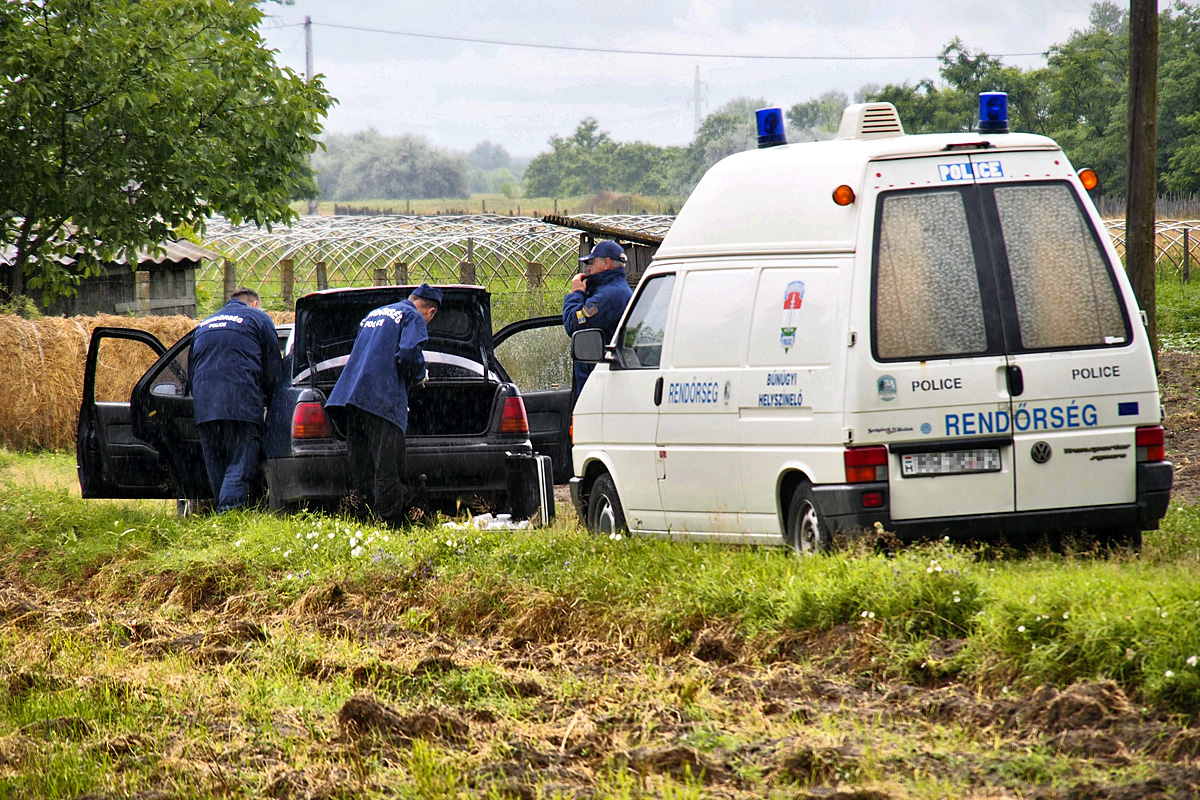 Rendőrök helyszínelnek Kistelken