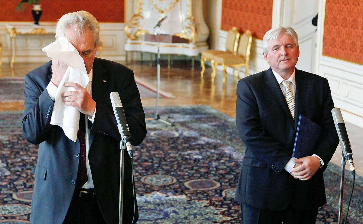 Izzasztó percek. Milos Zeman cseh államfő (balról) és a frissen kinevezett kormányfő, Jirí Rusnok a prágai Hradzsinban