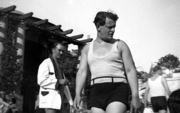 Pusztai Sándor úszómester képe (1930–1939) – Karinthy Frigyes
