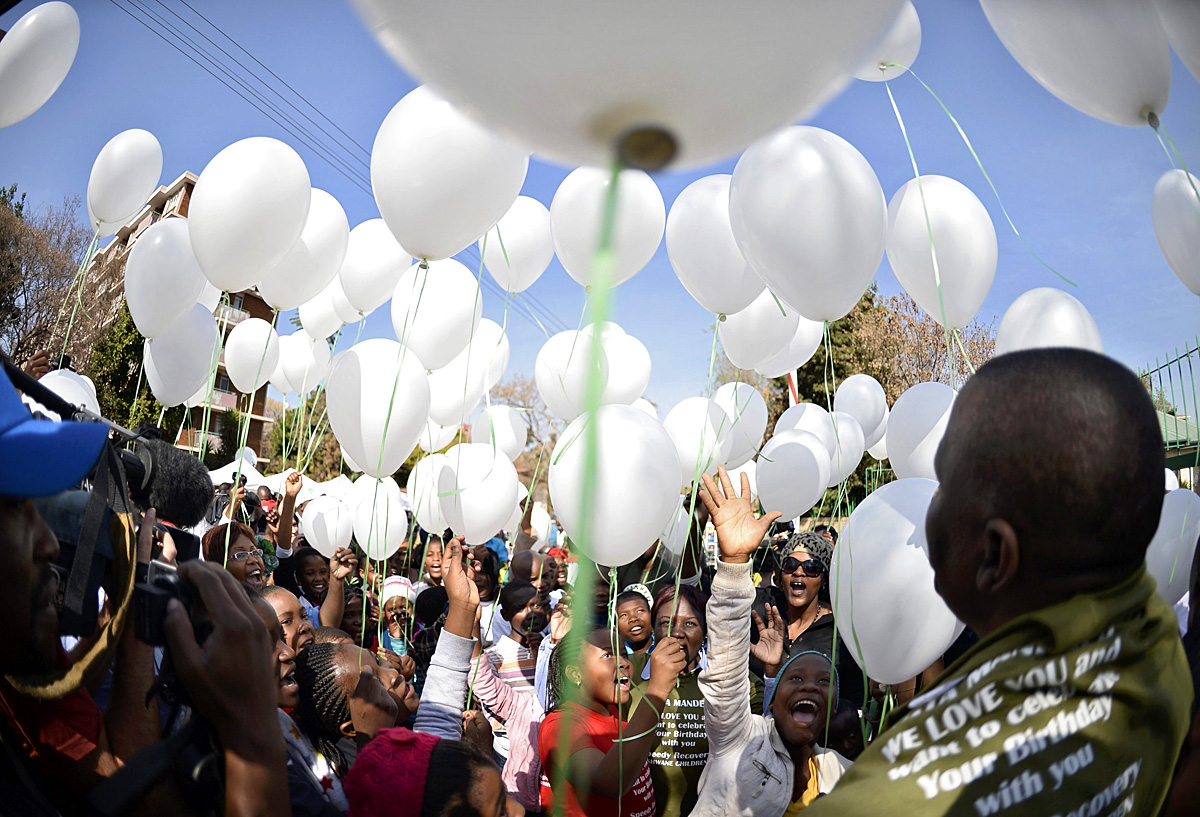 Lufieregetés a pretoriai kórház előtt. Ha megéri, Mandela július 18-án lesz 95 éves