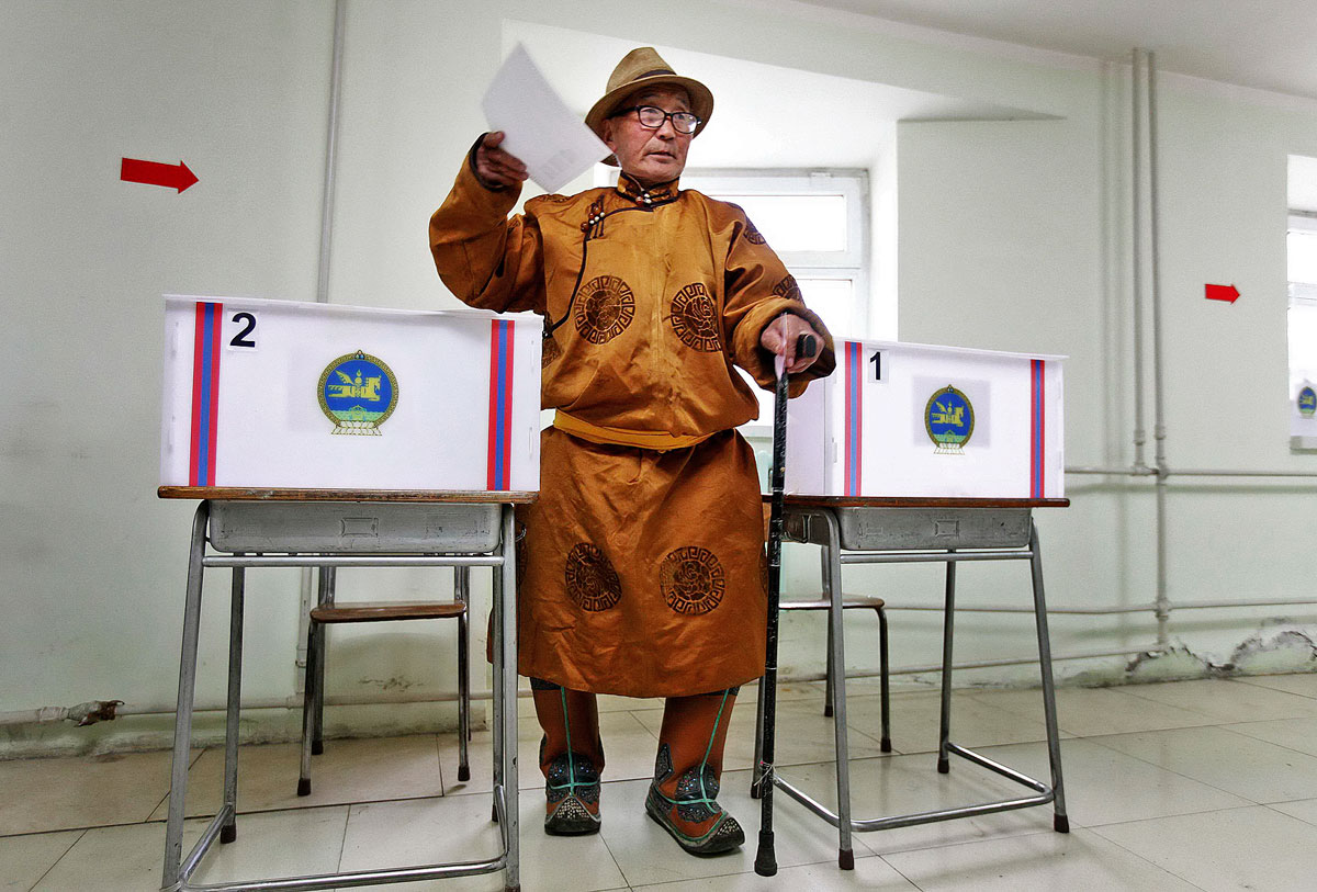 A korrupció elleni harcra szavaztak a mongolok, újraválasztották az elnököt