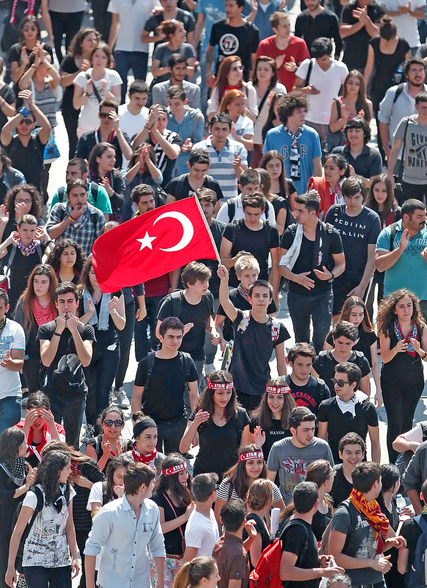 Kormányellenes demonstráció, török zászlóval, hétfőn az isztambuli Taksim téren