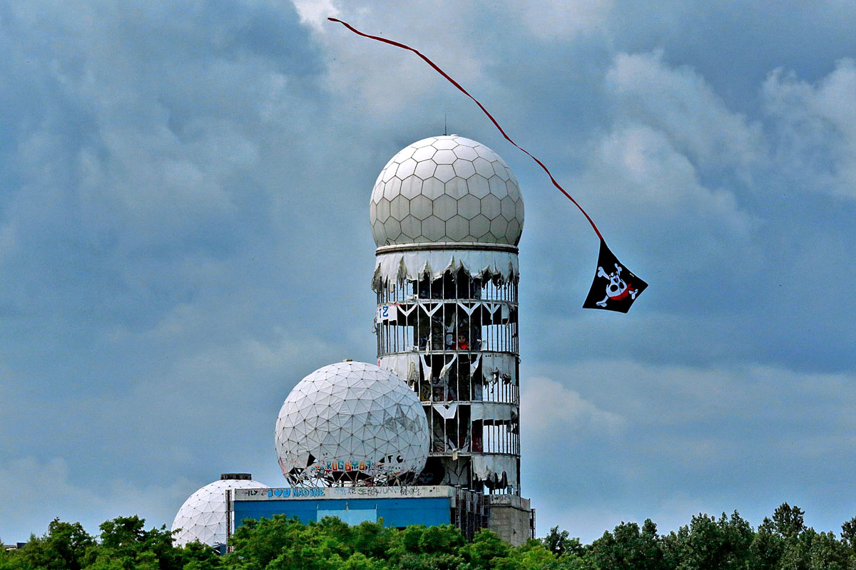Az amerikai  NSA egykori lehallgatóközpontja a nyugat-berlini Teufelsbergen. Az antennákat leszerelték, de a módszerek megmaradtak?