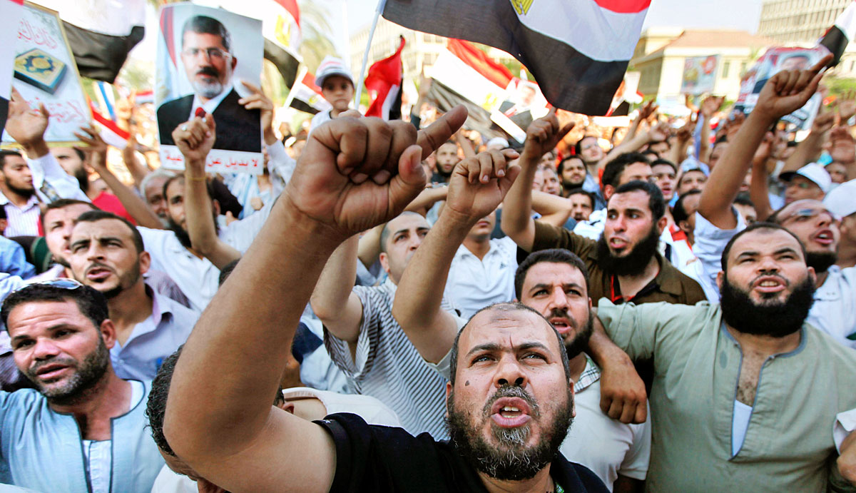 A Muzulmán Testvériség által összehívott tüntetők Murszi elnököt éltetik