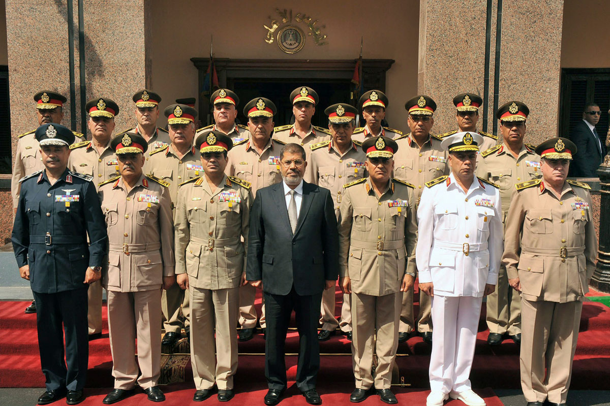 Murszi a hadsereg vezetői között – a felvétel tavaly októberben készült