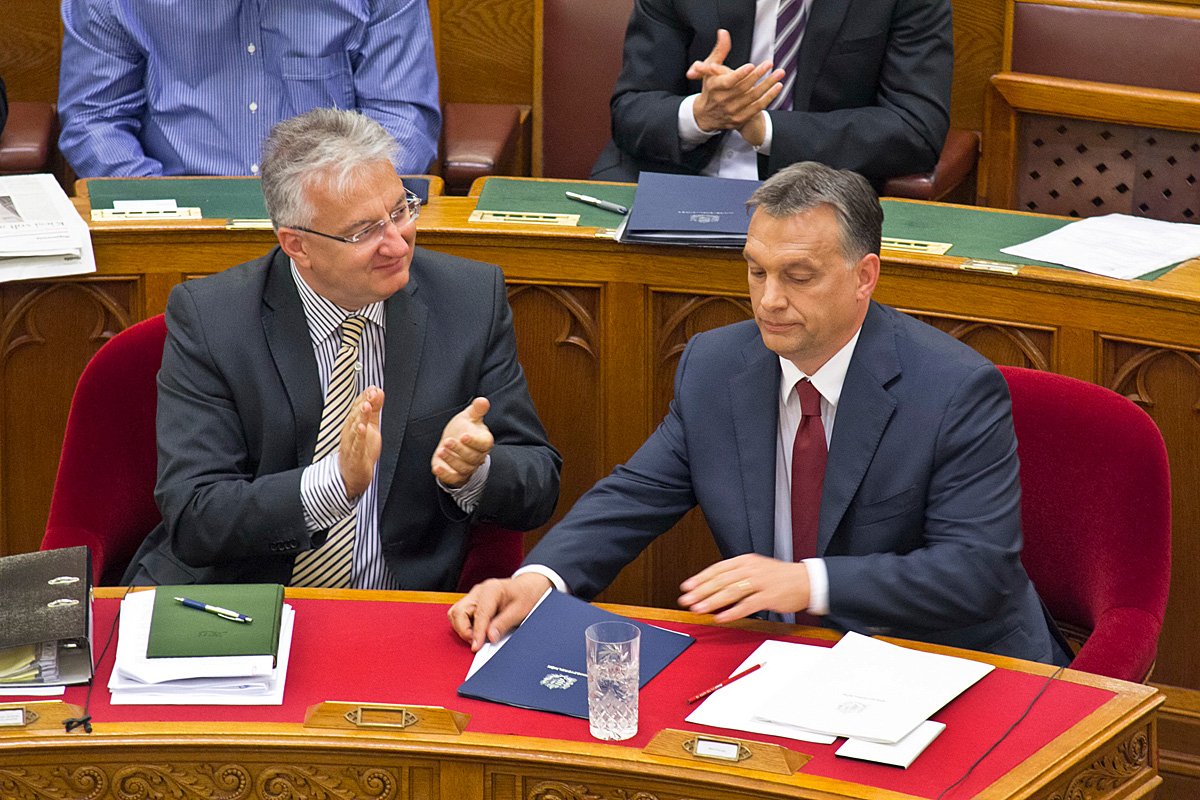 Semjén Zsolt miniszterelnök-helyettes Orbán Viktor miniszterelnököt ünnepli a parlamentben