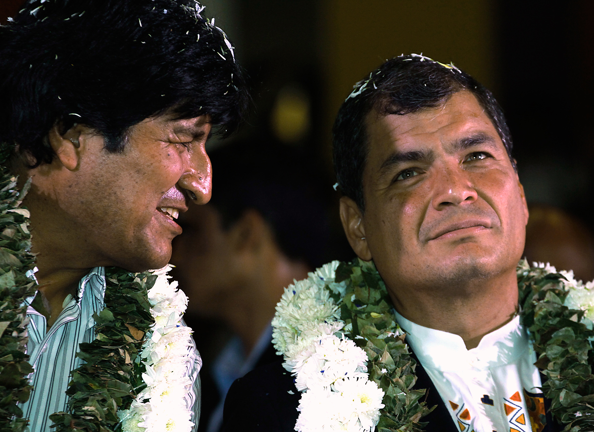 Morales és Corerea Cochabambában csütörtökön. A bocsánatkérés nem elég