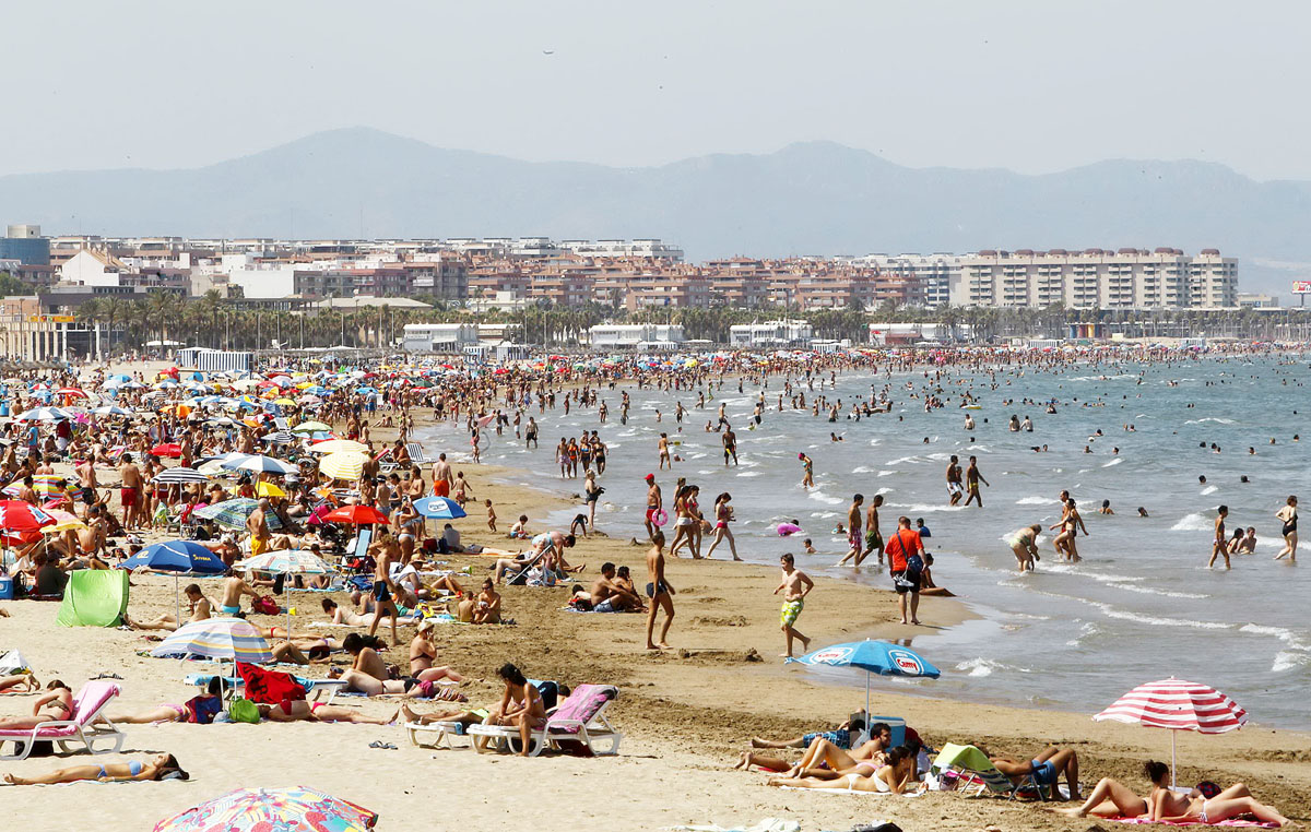 Üdülés a spanyol tengerparton. Az európai egészségbiztosítási kártyával is be lehet fürödni