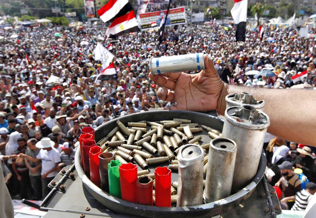 Töltényhüvelyeket mutatnak a kairói lövöldözés után a Murszi mellett tüntetők