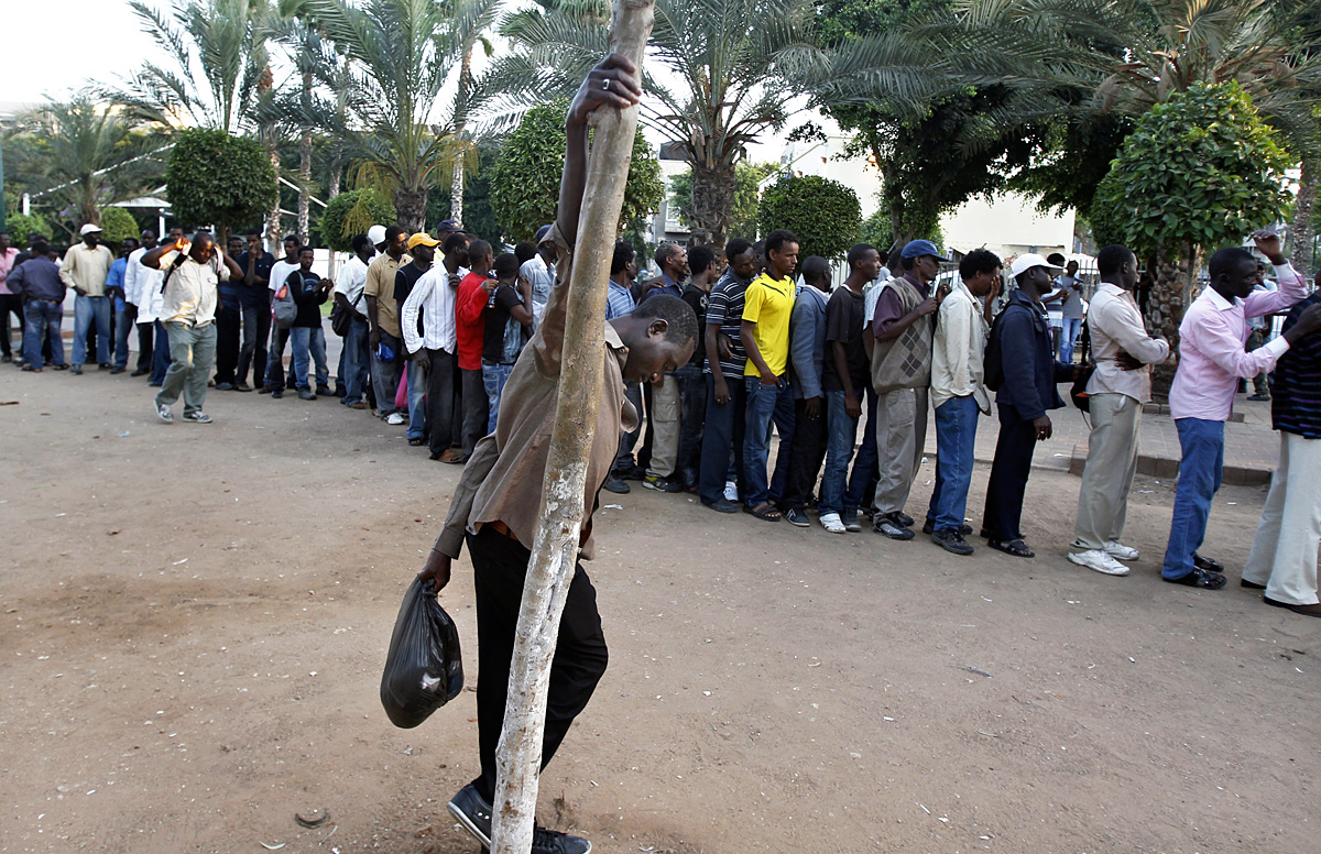 Ételre váró afrikai bevándorlók a tel-avivi Levinsky parkban. Nagy dilemma