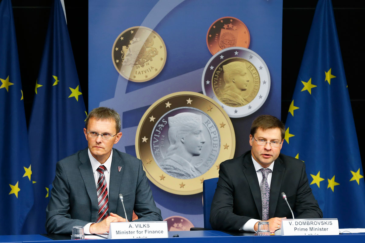 Valdis Dombrovskis lett kormányfő és pénzügyminisztere, Andris Vilks. Példát mutatnak