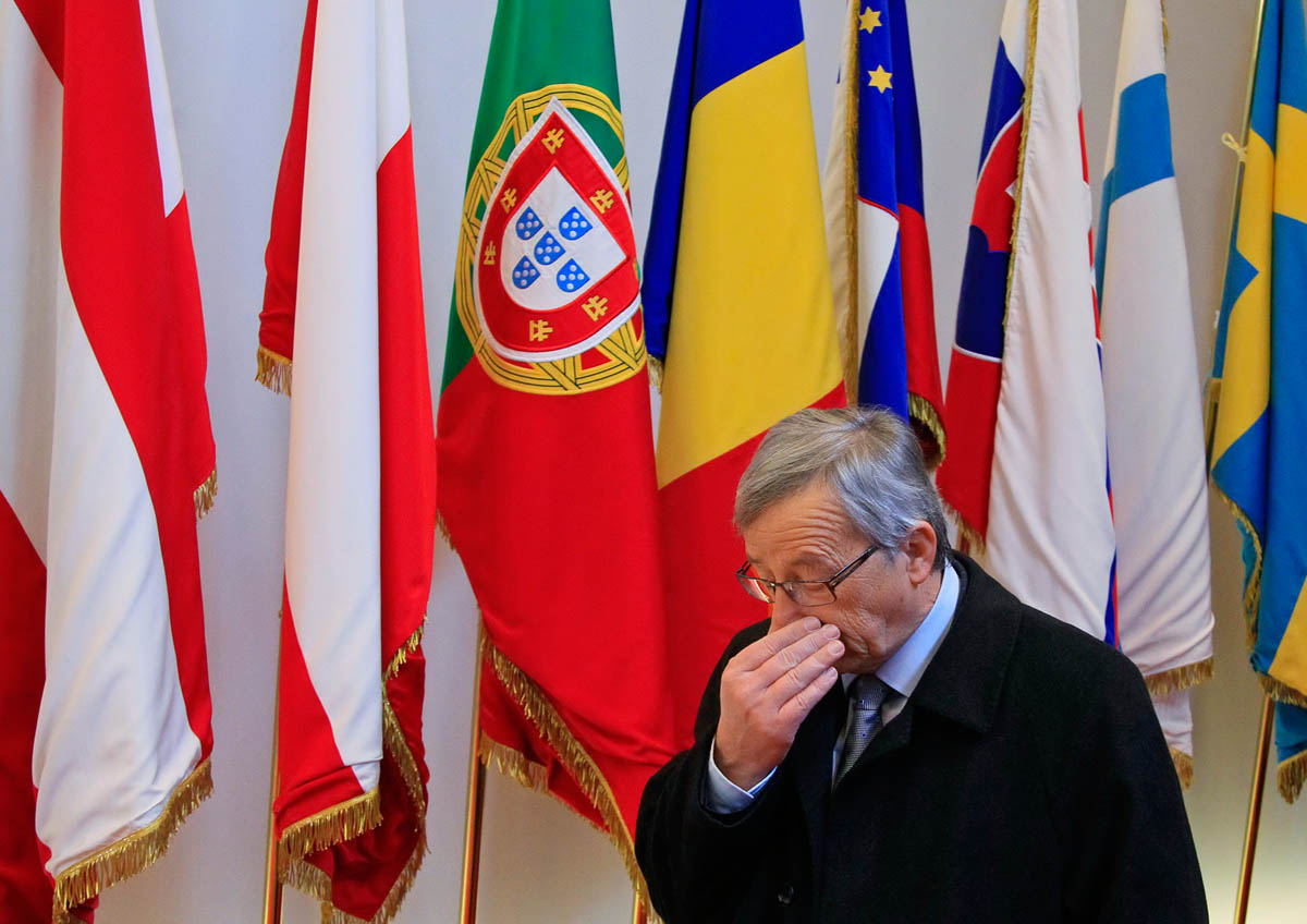 Jean-Claude Juncker a brüsszeli EU-csúcsról távozik. Mennie kell