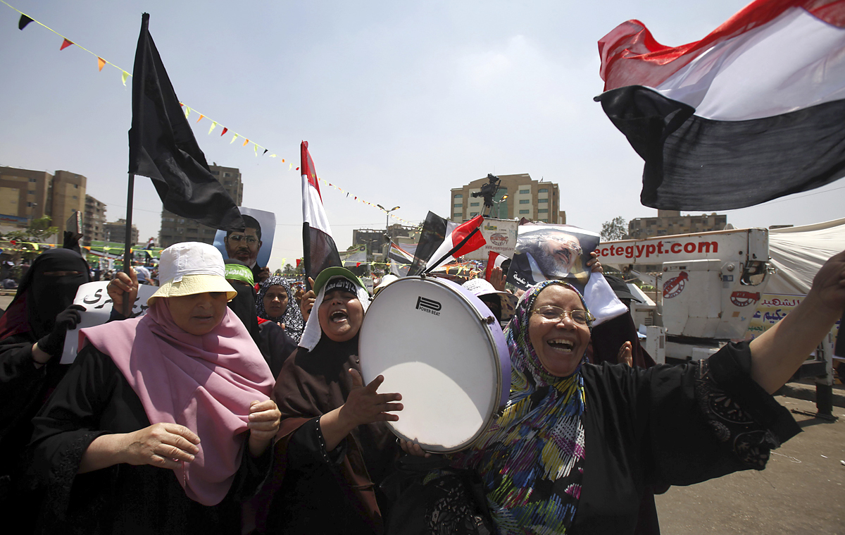 A megdöntött elnök, Mohamed Murszi mellett tüntettek női támogatói Kairóban