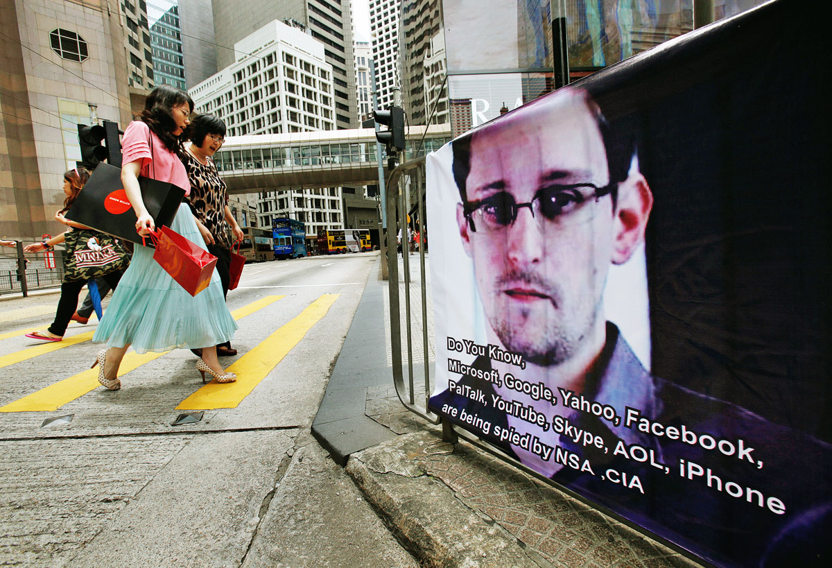 Edward Snowden plakátról figyelmeztet