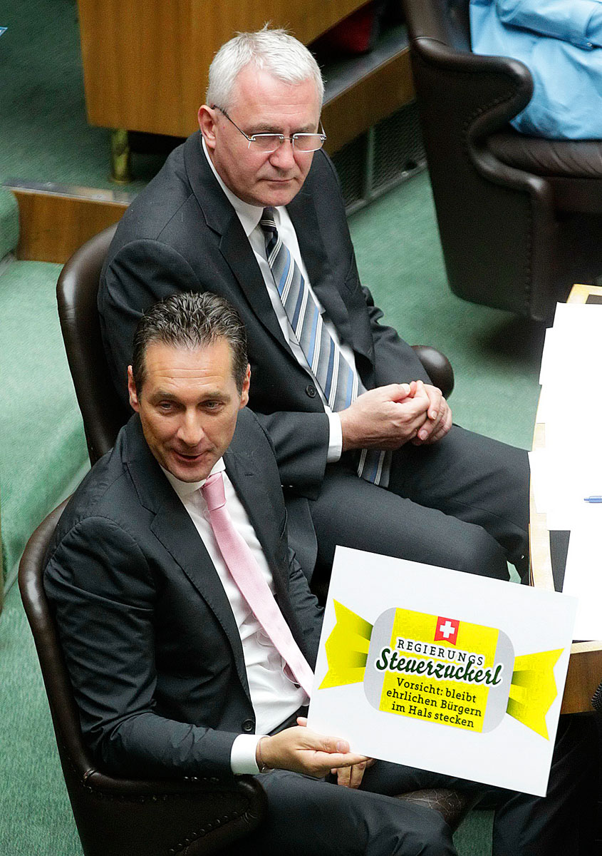 Heinz Christian Strache (barlra), az Osztrák Szabadságpárt vezére a parlamentben