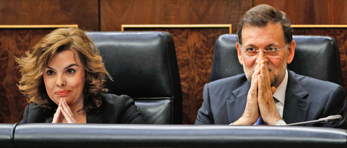 Soraya Sáenz de Santamaría spanyol miniszterelnök-helyettes és főnöke, Mariano Rajoy: borotvaélen táncolnak