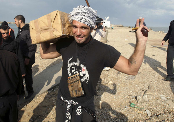 Vittorio Arrigoni, a Gázában meggyilkolt olasz aktivista ezen a képen épp egy orvosi segélyszállítmányt visz a gázai palesztinok megsegítésére