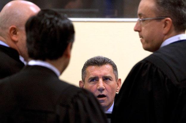 Ante Gotovina védőivel beszél az ítélethirdetés napján a hágai Nemzetközi Törvényszék termében