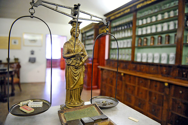 Patikamérleg a Semmelweis Orvostörténeti Múzeumban – Keresik az egyensúlyt