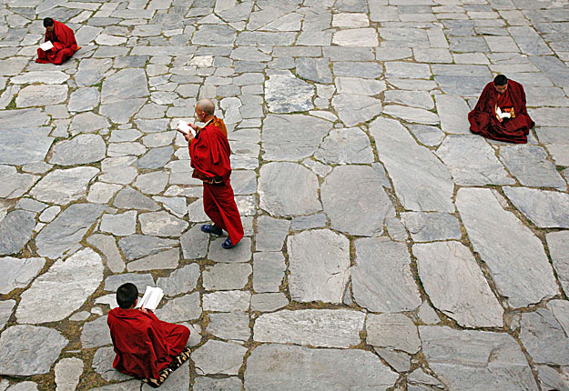 Tibeti szerzetesek imakönyvvel