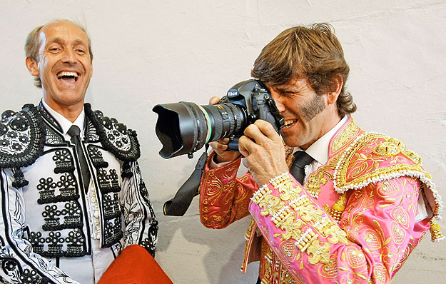 Ki mit lát? – Juan José Padilla viador a pamplónai San Fermin fesztiválon fényképezi a fotóriportereket