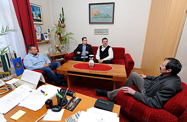 Vona Gábor, a Jobbik elnöke (balról a második) megbeszélést folytat Tábi László polgármesterrel (jobbról) a polgármester irodájában, helyi Jobbik-aktivisták társaságában, márciusban