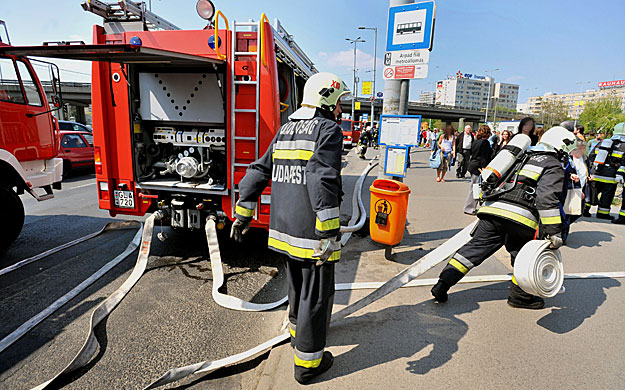Tűzoltók dolgoznak a BKV Árpád hídi megállójánál