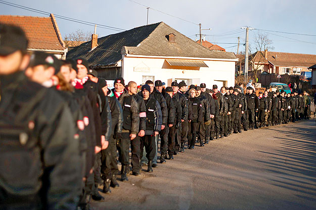 A Gyöngyöspatán vonuló feketeruhások 2011 márciusában
