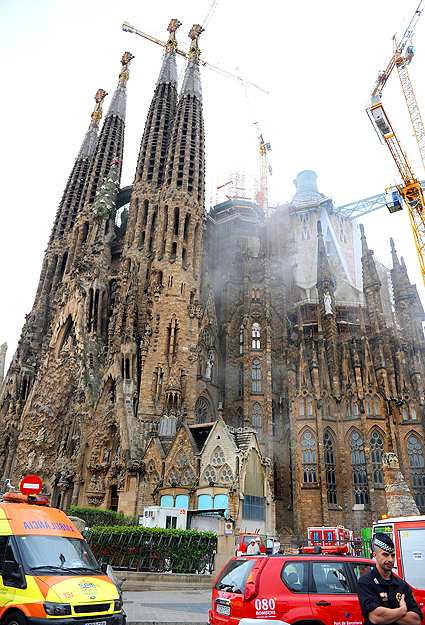 Füst a Sagrada Famíliában. Zavart elméjű férfi gyújtogatott