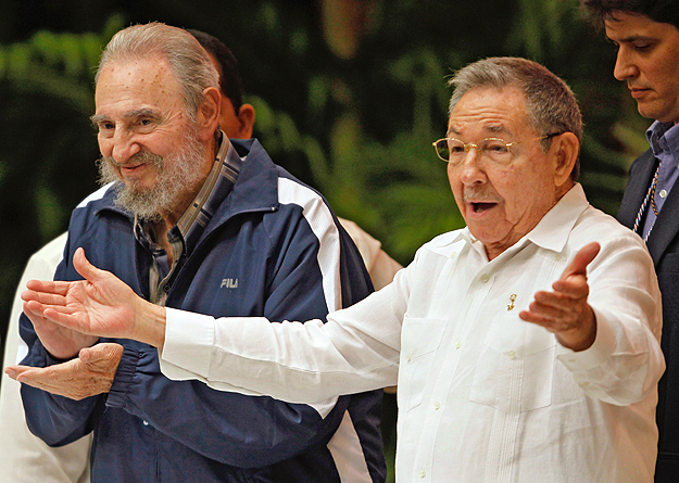 A két Castro a pártkongresszus záróünnepségén. Nemkívánatos személyek