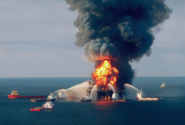 Tűzoltóhajók hada vette körül tavaly április 21-én a Deepwater Horizon platformot. Nem sikerült elérniük, hogy az Egyesült Államok legnagyobb környezeti katasztrófája történjen meg