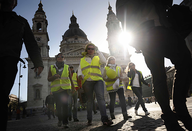 Tétényi Éva hosszú gyalogútja végén a Bazilikánál