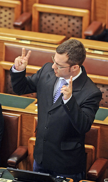 Dr. Tapolczai Gergely, a Fidesz siket képviselője jelel a Parlamentben