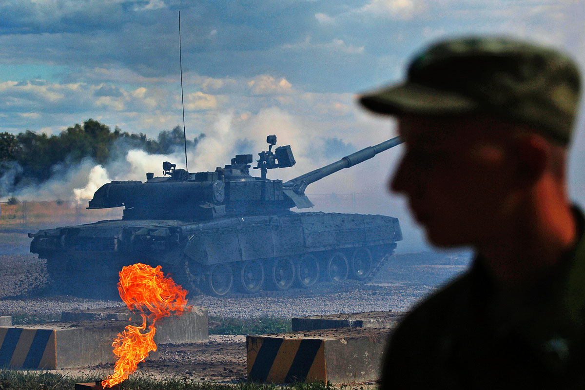 Orosz katonai bemutató 2012-ben. Ütőképesebb fegyveres erőket akarnak