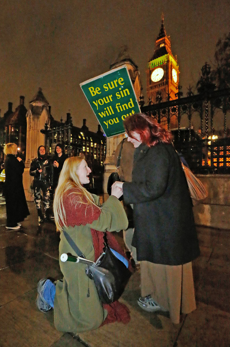 Elizabeth Maddison (balra) még februárban a westminsteri parlament épülete előtt kérte meg élettársa, Hannah Pearson kezét