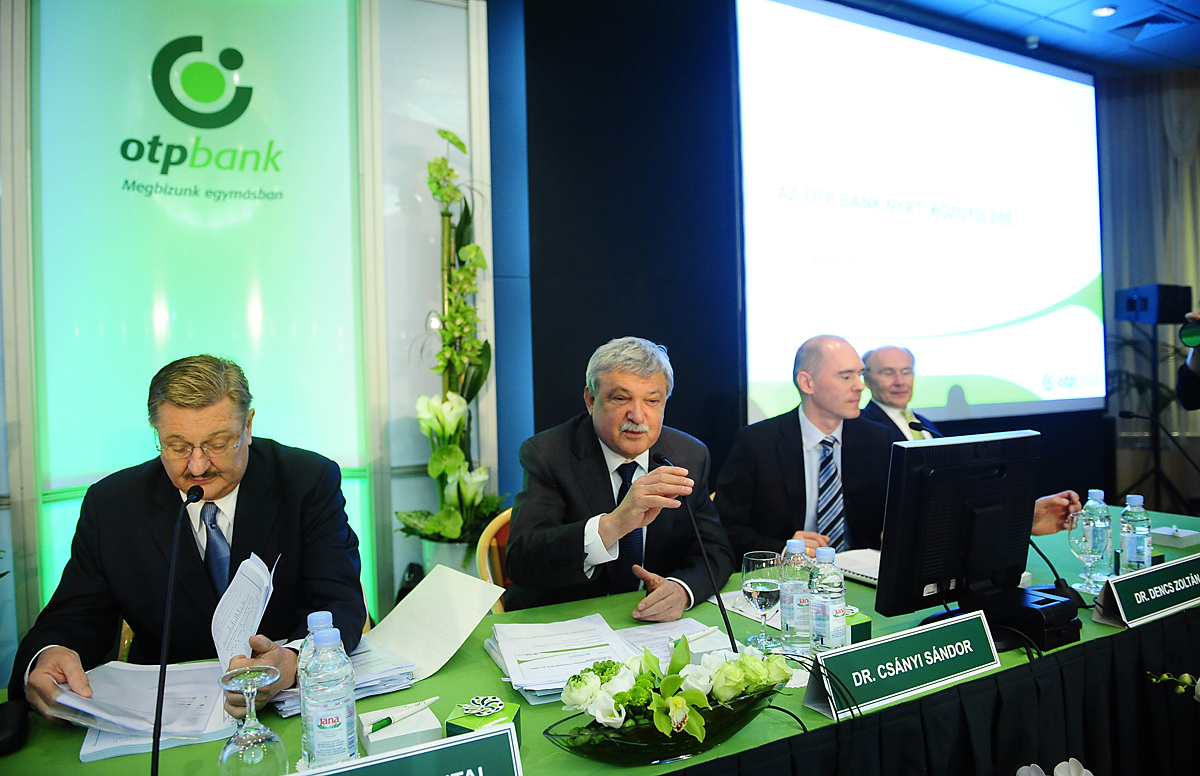 Csányi Sándor és az OTP vezetői a bank idei közgyűlésen
