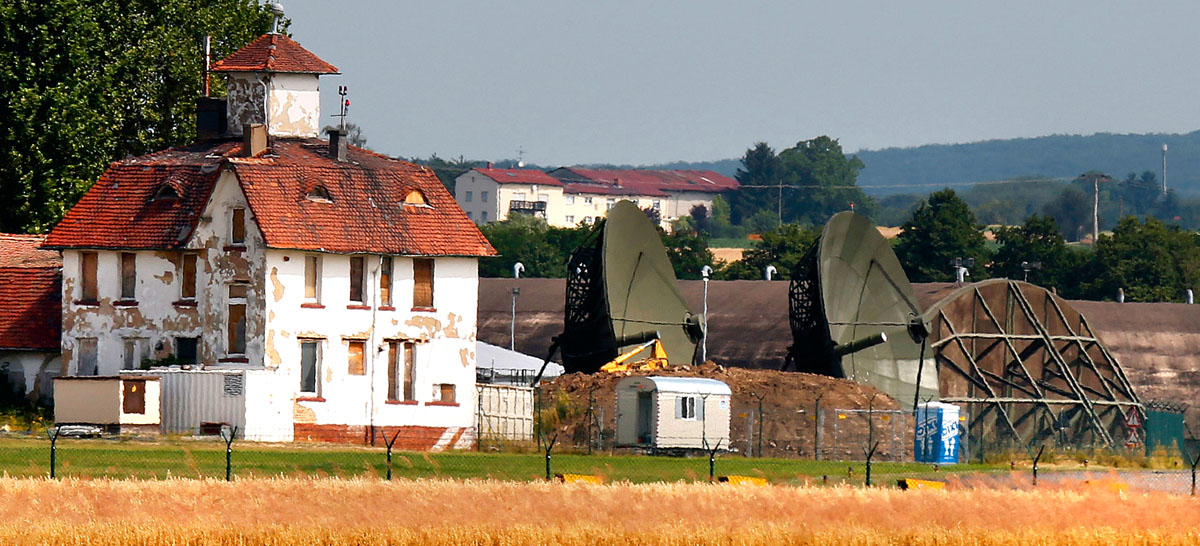 Óriásméretű műholdas tányérok az amerikai haderő Wiesbadenben lévő európai főhadiszállása mellett