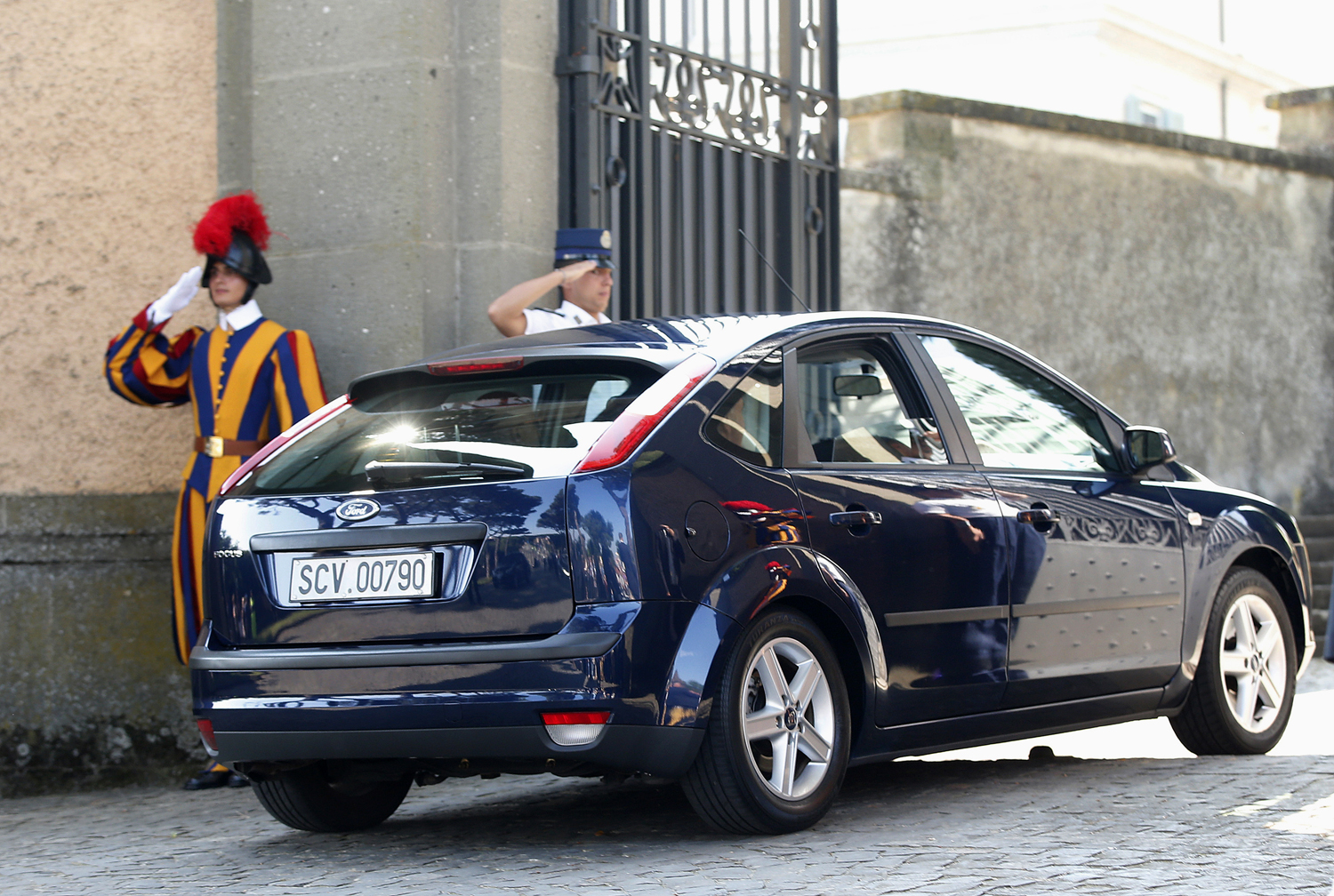 Új stílus: Ferenc pápa (balra a sofőr mögött) felvezetés nélkül ebben a kocsiban közlekedik Castel Gandolfo és Vatikánváros között