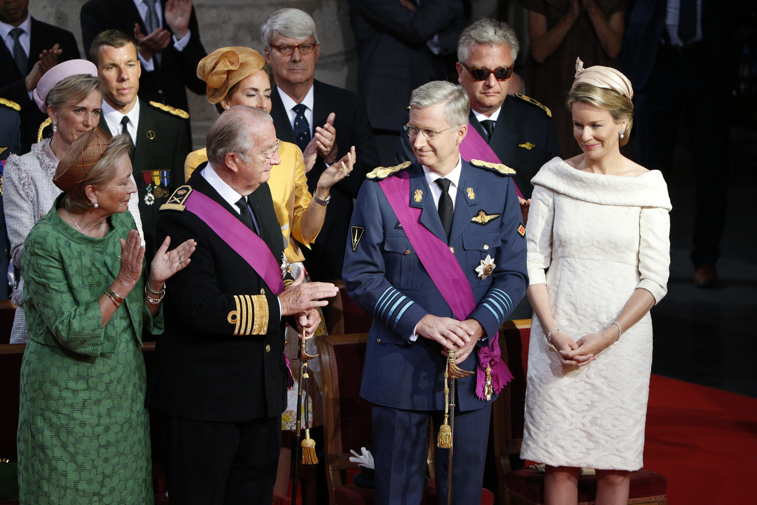 Generációváltás Belgiumban: II. Albert tapssal köszönti legidősebb fiát, mielőtt Fülöp herceg átvenné az ország irányítását