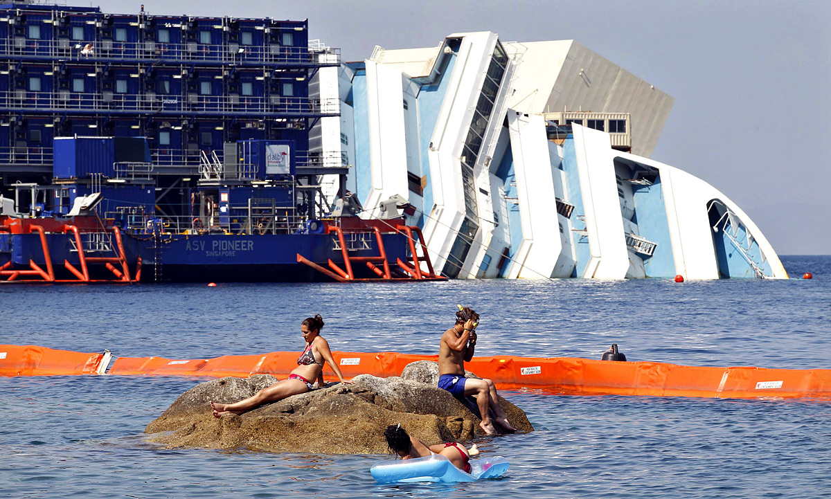 Öt embert ítéltek el szombaton Olaszországban a Costa Concordia luxushajó tragédiája miatt