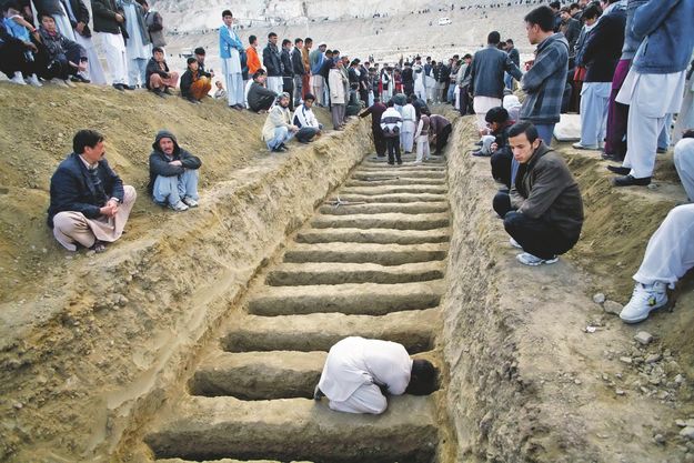 Síiták elleni bombatámadás áldozatait temetik a pakisztáni Kvettában