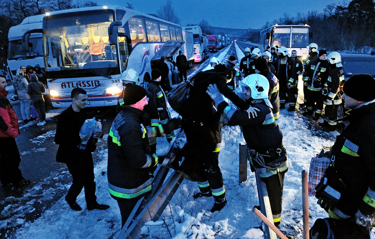 Káoszt okozott a hóesés – most „vették le” a vezetőket az autópálya-kezelő éléről