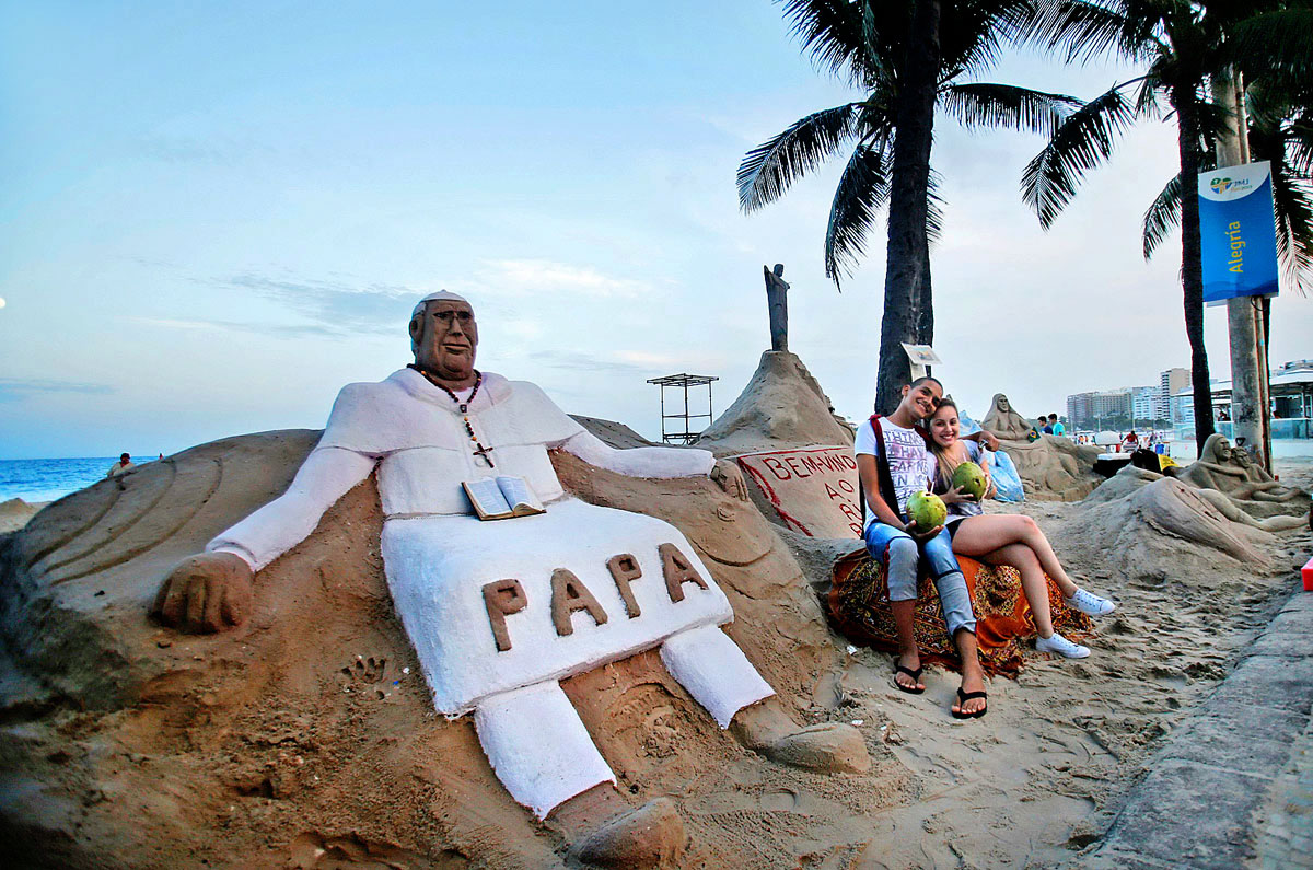 Ferenc pápa homokszobra a Copacabanán. Máris turistalátványosság lett